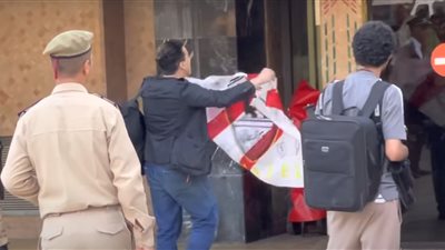 حضر من ألمانيا.. مشجع زملكاوي يستقبل بعثة الأهلي في المغرب بهتافات لـ الوداد 