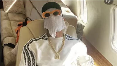 محمد رمضان يثير الجدل بعد ظهوره بمنشفة على وجهه داخل الطائرة|صور