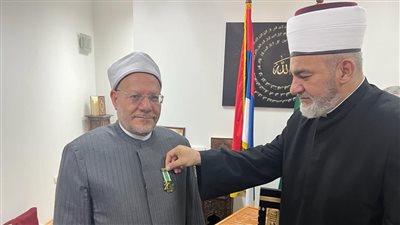 مفتي بلجراد يقلِّد نظيره المصري وسامَ وحدة العالم الإسلامي