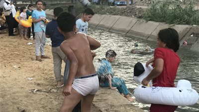 ساحل الغلابة | شباب قرية بالدقهلية يحولون الترع المبطنة لمصيف.. والأهالي: بننزل بالعوامات وعندنا شماسي