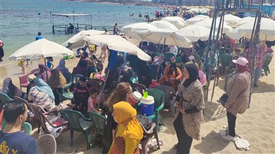 بعد تحسن الأحوال الجوية.. تزايد الإقبال على شواطئ الإسكندرية