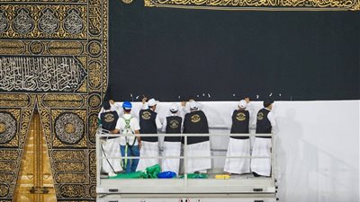 وزارة الحج السعودية تناشد ضيوف الرحمن بعدم التعلق بكسوة الكعبة أو سحبها