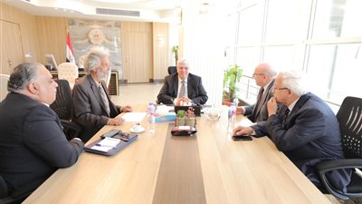 وزير التعليم العالي يبحث آليات التعاون المشترك مع نقيب الأطباء: نولي اهتمامًا كبيرًا بتطوير الخدمات الطبية 