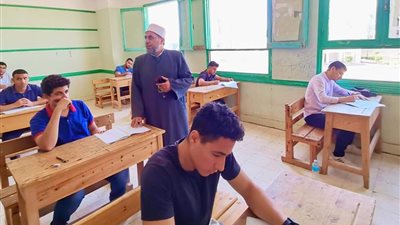 صعب وطويل.. الحزن يسيطر على طلاب الثانوية الأزهرية بعد امتحان النحو