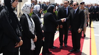 بحضور السيسي وكبار رجال الدولة.. الرئاسة تنشر فيديو جنازة والدة رئيس الوزراء