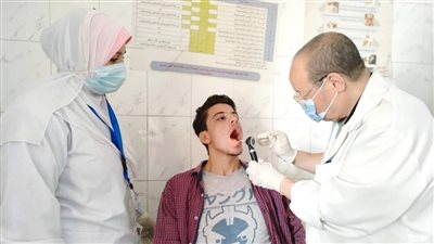 توقيع الكشف الطبي على 1734 شخصًا في قافلة طبية مجانية بقرية رسلان بالمنيا