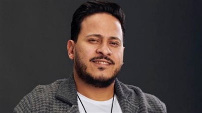 كريم عفيفي محامٍ يحل مشكلات هالة صدقي في فيلم كتف قانوني 