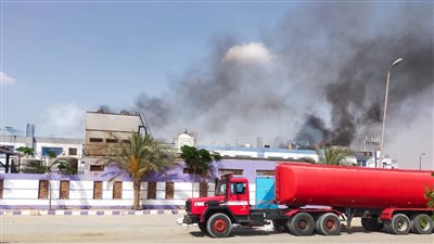 إخماد حريق مصنع آيس كريم بالعاشر من رمضان.. وإصابة شخصين | صور