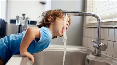 7 علامات تنذر بالجفاف لدى الأطفال خلال فصل الصيف.. تعرف عليها