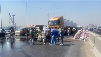 انقلاب سيارة بضائع أعلى كوبري باسوس يتسبب في شلل مروري بالطريق الدائري
