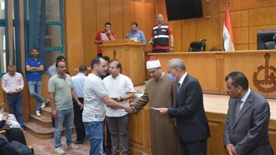 محافظ القليوبية يسلم جوازات السفر وتذاكر الطيران لحجاج الجمعيات الأهلية