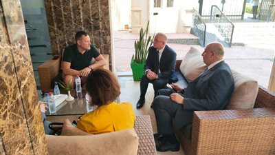 سكرتير عام محافظة البحر الأحمر يقدم واجب العزاء لوالد الشاب الروسي ضحية هجوم القرش | صور