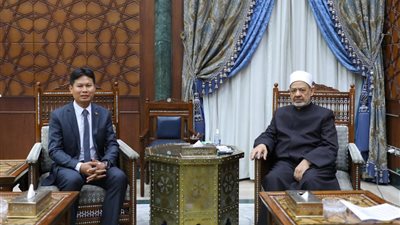 شيخ الأزهر يعرب عن سعادته بتقلد خريجي الأزهر الوافدين لمناصب كبرى في بلادهم
