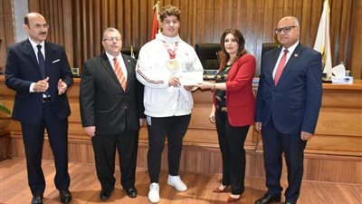 جامعة مدينة السادات تكرم الطلاب الفائزين ببطولة إفريقيا للمصارعة الحرة والرومانية