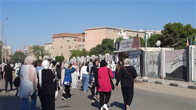 بدء توافد الطلاب على اللجان لأداء امتحانات الثانوية العامة بالإسماعيلية