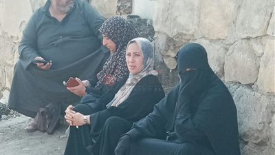 بالذكر والدعاء.. أولياء أمور طلاب الثانوية العامة 2023 يفترشون الأرض أمام اللجان│صور