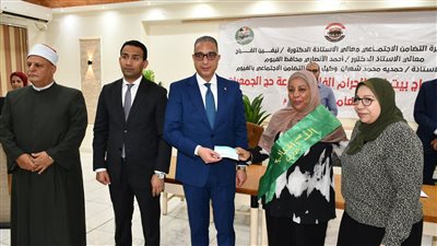 محافظ الفيوم يُسلِّم الحجاج جوازات السفر وملابس الإحرام قبل السفر لأداء المناسك