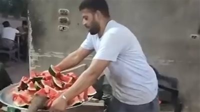 شرائح بطيخ في حب الأهلي.. صاحب مقهى يوزع بطيخ مجانا على زبائنه احتفالا ببطولة إفريقيا بقنا | فيديو