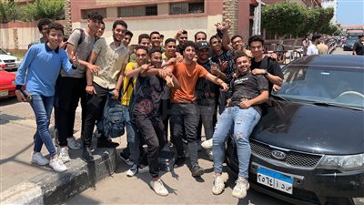 تصفيق وغناء.. فرحة طلاب الثانوية العامة بعد أول يوم امتحانات: الرابطة يا مصري | صور وفيديو