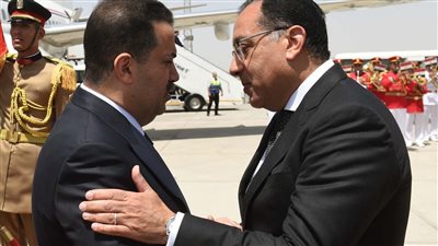 رئيس الوزراء يستقبل نظيره العراقي والوفد المرافق له بمطار القاهرة