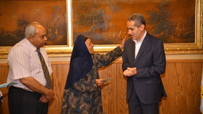 محافظ الغربية يلتقي 22 أسرة ويلبي طلباتهم