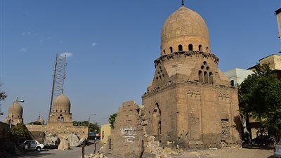 السيسي يوجه بتشكيل لجنة لتقييم الموقف بشأن نقل المقابر بمنطقة السيدة نفيسة والإمام الشافعي