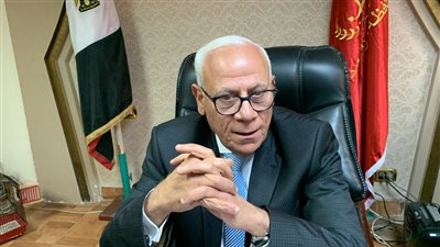 محافظ بورسعيد: الجهاز التنفيذي يشتري البضائع من المصانع نقدا ويوردها للتجار بالآجل | خاص 