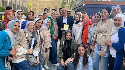 حب أبوي.. طلاب آثار القاهرة يحتفون بأساتذتهم مع نهاية العام الدراسي| صور