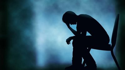 دراسة: الأشخاص الذين يعملون مع الذكاء الاصطناعي أكثر عرضة للشعور بالوحدة والأرق