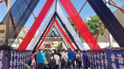 توافد طلاب الثانوية العامة على اللجان لأداء امتحاني الاقتصاد والإحصاء 