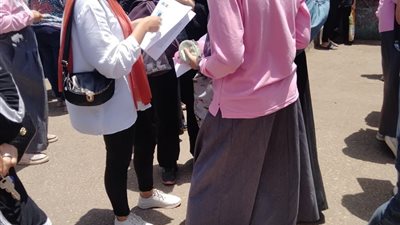 في أماكن حساسة.. أولياء الأمور يستنكرون التفتيشات المشددة بامتحانات الثانوية العامة