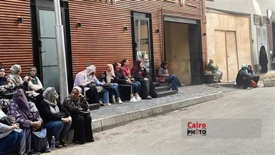 قاعدين في عز الحر.. انتظار أولياء الأمور أبناءهم أمام لجنة امتحانات للثانوية العامة بالجيزة | صور