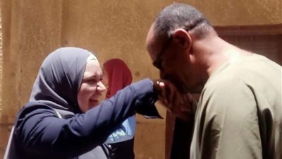 تعب الشهور تمحيه قبلة.. أب يقبل يد ابنته بعد امتحان الثانوية العامة: لازم تحس بالأمان ولو جابت 50% راضي عنها