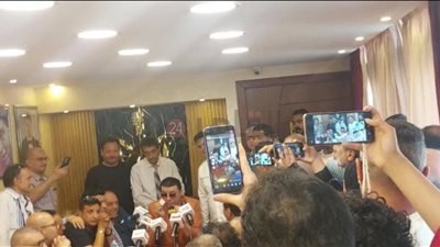 مصطفى كامل يبكي بعد إعلان فوزه نقيبًا للموسيقيين بالتزكية: عدم ترشح أي زميل شرف كبير لي