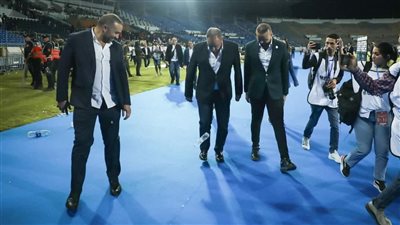 بيبو الحريف.. الخطيب يداعب زجاجة بمهارة بعد فوز الأهلي ببطولة إفريقيا |صورة