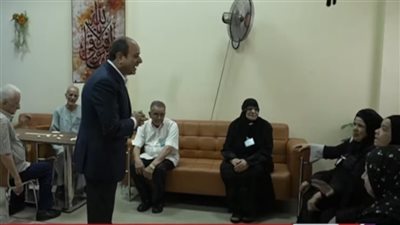 سيدات دار مسنين قرية الأبعادية لـ السيسي: نفسنا نزور سيدنا النبي.. والرئيس يرد