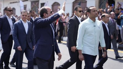 مشهد جماهيري حاشد.. الأهالي يرحبون بالرئيس السيسي خلال زيارته قرية الأبعادية بالبحيرة