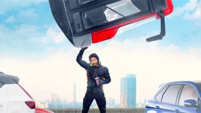 أفلام عيد الأضحى.. تامر حسني بمفرده ويحمل حافلة في بوستر فيلم تاج