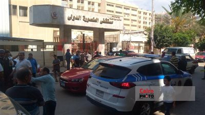 ننشر أول صور من لحظة خروج جثمان محمد عادل من مشرحة مستشفى المنصورة استعدادًا لدفنه بالمحلة