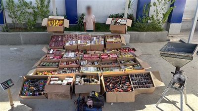 القبض على شخص بحوزته مليون قطعة ألعاب نارية في الفيوم