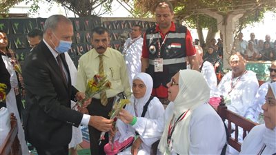 وسط سعادة الحاضرين.. محافظ القليوبية يودع أول فوج لحجاج القرعة والجمعيات 