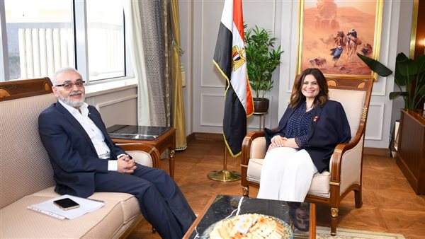 وزيرة الهجرة مع المستثمر