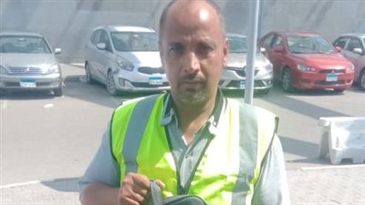 عثرا على دولارات ومتعلقات خاصة.. وزير الطيران المدني يكرم عاملين بمطار القاهرة الدولي لأمانتهما