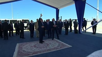 السيسي يشهد مراسم رفع علم مصر على سفينة وادي الملوك بميناء الإسكندرية