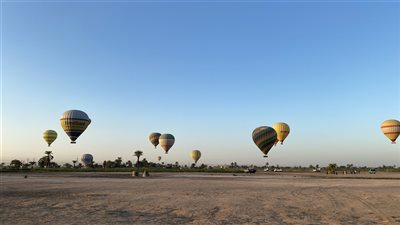 بسبب الرياح.. توقف حركة البالون الطائر في الأقصر