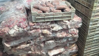 ضبط كميات كبيرة من المواد الغذائية مجهولة المصدر بحوزة صاحب محل بالقاهرة 