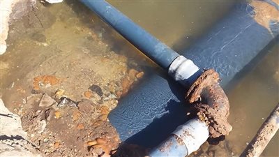 استجابة سريعة للأهالي.. إصلاح كسر بماسورة مياه في قرية المحرص بالمنيا