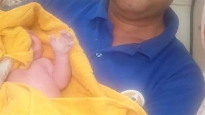 مُسعف يُجري عملية ولادة لـ سيدة داخل سيارة بالشرقية | القصة الكاملة