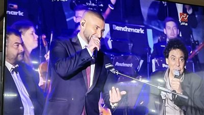 أحمد سعد يتخلى عن الملابس الشفافة والحلق في حفل محمد منير بجدة.. والكينج يمازحه: صديقي الشقي