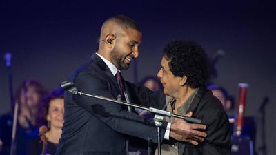 على طريقة أغنية للي.. أحمد سعد يهدي محمد منير أغنية في حفله بجدة